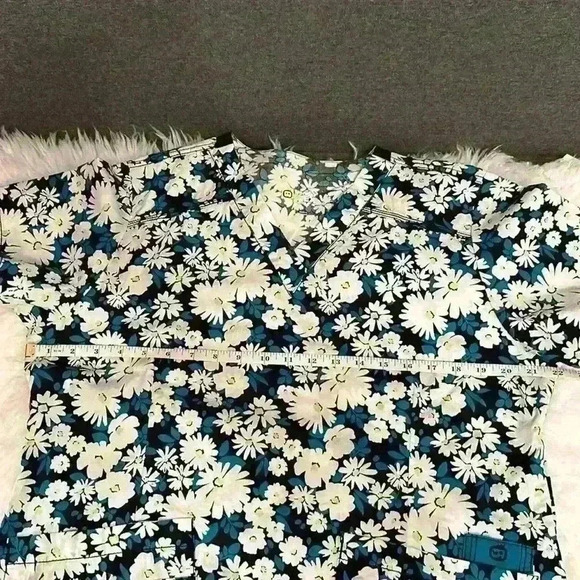 Wonder Flex Black, Teal and White Flowered Short Sleeve Scrub Shirt Size Large - Picture 6 of 10